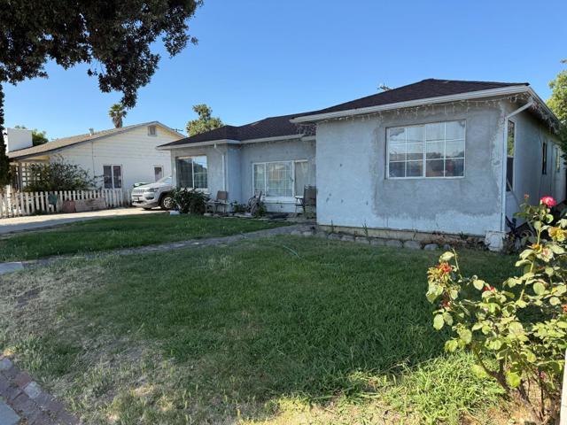 333 N San Lorenzo Street, King City CA: https://media.crmls.org/mediaz/1ee89cc0-5f87-4272-990e-7be94b3c65d8.jpg