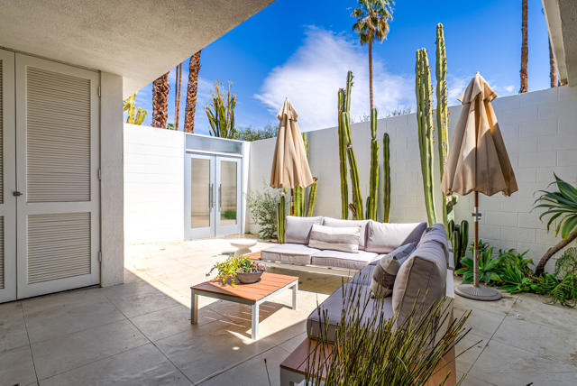 26 Lakeview Circle, Palm Springs CA: https://media.crmls.org/mediaz/1ee8ef46-c03a-4a50-91ec-a10dcfa3cb95.jpg