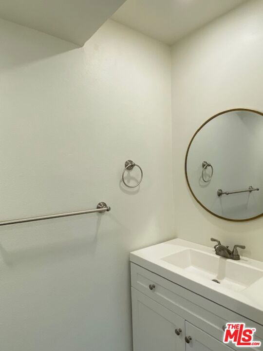 4832 Rosewood Avenue, Los Angeles CA: https://media.crmls.org/mediaz/1eea8421-7575-472f-82c6-acd39e406594.jpg