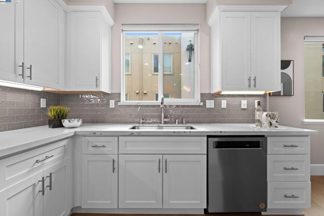 5223 S Esprit Loop, Dublin CA: https://media.crmls.org/mediaz/1eeb17e9-bbcd-48bd-8663-4324afc052a2.jpg