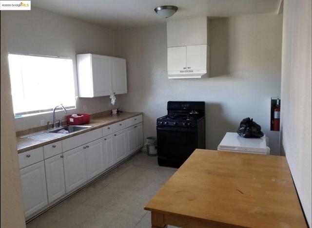 203 Bissell Ave, Richmond CA: https://media.crmls.org/mediaz/1eebefa3-1aef-4e79-bad8-95ad7eb635db.jpg