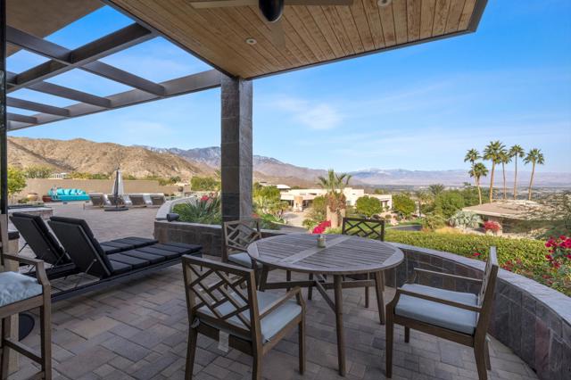 15 Buena Vista Court, Rancho Mirage CA: https://media.crmls.org/mediaz/1eec05d9-ca1f-4686-85f6-14661ed15969.jpg