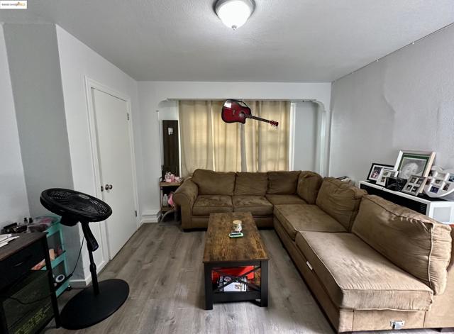 933 Kentucky St, Vallejo CA: https://media.crmls.org/mediaz/1eedf82a-db3e-4f43-a180-d16bb92a987a.jpg