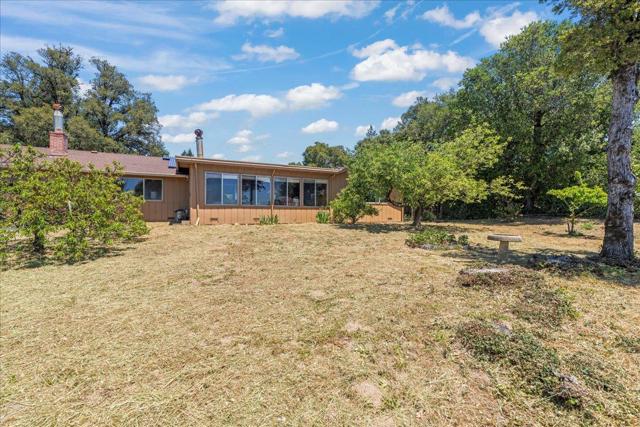 18584 Favre Ridge Road, Los Gatos CA: https://media.crmls.org/mediaz/1eeea13a-2e2a-4494-8edd-3d5dcd2305ba.jpg