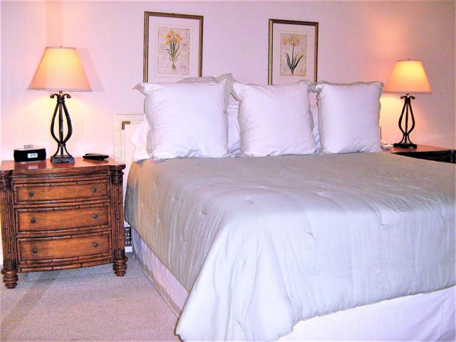 72346 Sommerset Drive, Palm Desert CA: https://media.crmls.org/mediaz/1eeee0fd-3caf-43c5-8d2c-b9add5f64307.jpg
