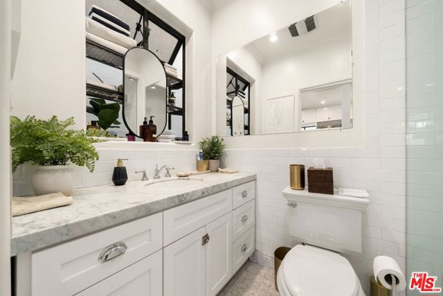 500 N Genesee Avenue, Los Angeles CA: https://media.crmls.org/mediaz/1eefada0-d823-4502-b844-7d7927d021f4.jpg