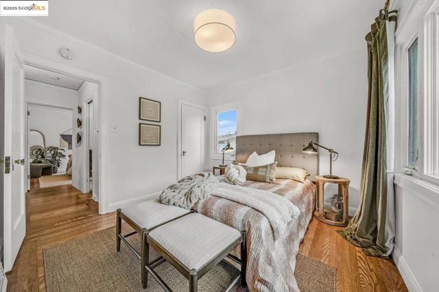 5925 Outlook Ave, Oakland CA: https://media.crmls.org/mediaz/1eefb188-72d1-4d97-a6e7-58760808375d.jpg