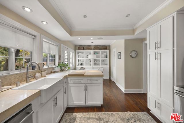 749 N Crescent Heights Boulevard, Los Angeles CA: https://media.crmls.org/mediaz/1eefbbec-3310-4ab4-a576-a922aec8822c.jpg