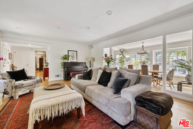 5132 Quakertown Avenue, Woodland Hills CA: https://media.crmls.org/mediaz/1eefeda6-c896-442c-838b-57d23541b350.jpg