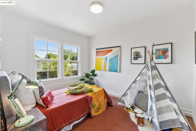1350 Curtis St, Berkeley CA: https://media.crmls.org/mediaz/1ef03e67-d828-40d0-9263-15ba7c614640.jpg