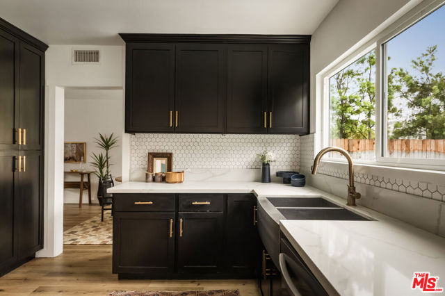 13123 Magnolia Boulevard, Sherman Oaks CA: https://media.crmls.org/mediaz/1ef0af4f-51bc-460c-a231-19bec4358dc4.jpg