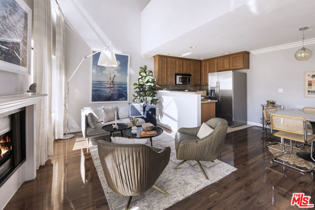 4211 Arch Drive, Studio City CA: https://media.crmls.org/mediaz/1ef17bc9-adf8-432e-af07-1da3fdede79f.jpg