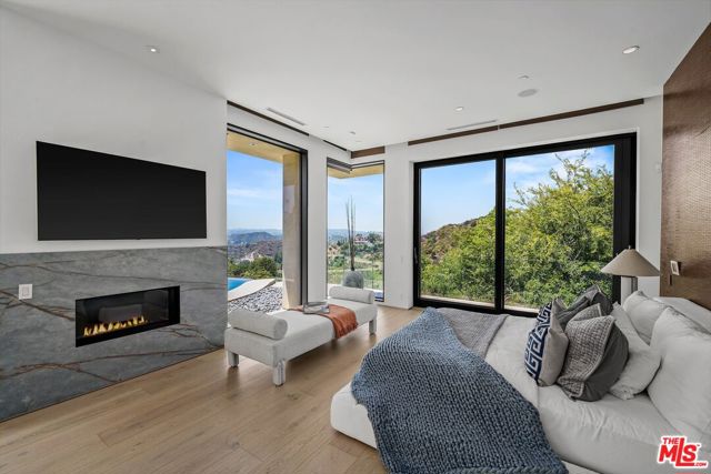 455 Castle Place, Beverly Hills CA: https://media.crmls.org/mediaz/1ef22968-3b37-49e3-bed8-874930e3ef7d.jpg