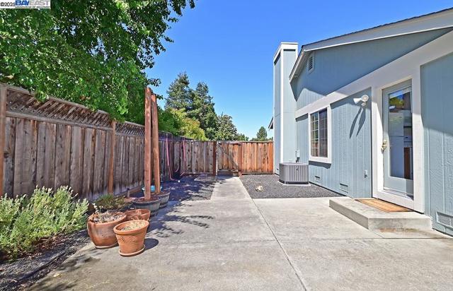 476 Mulqueeney St, Livermore CA: https://media.crmls.org/mediaz/1ef2a860-33aa-4fce-936b-8913e90ce8a3.jpg