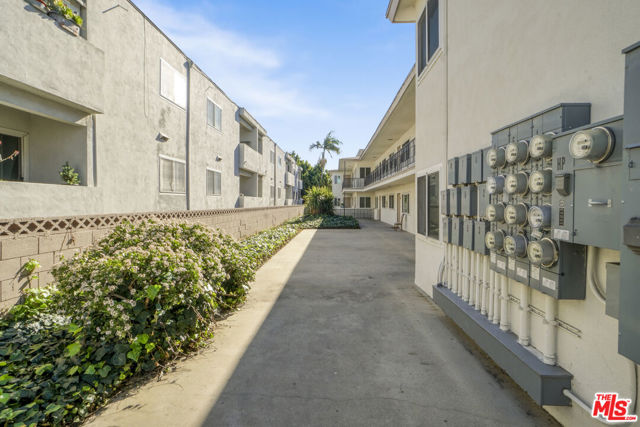 212 E Tamarack Avenue, Inglewood CA: https://media.crmls.org/mediaz/1ef39f1f-cf74-4e18-8a25-0324088a3d24.jpg