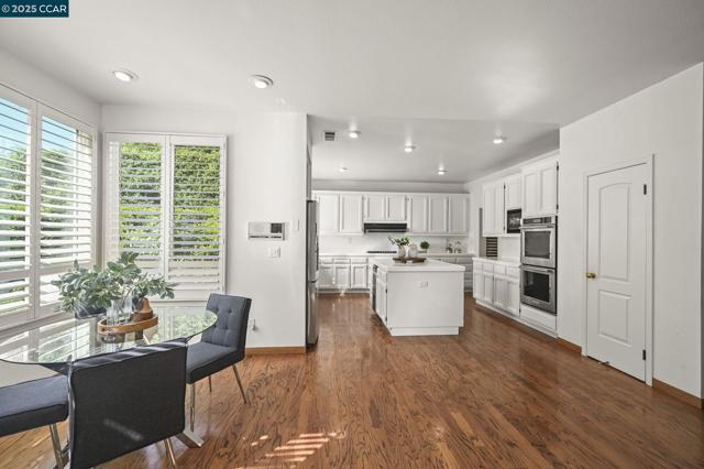 125 Coriander Ct, San Ramon CA: https://media.crmls.org/mediaz/1ef60ab5-e4b7-4023-af22-36b3a9a0ab46.jpg