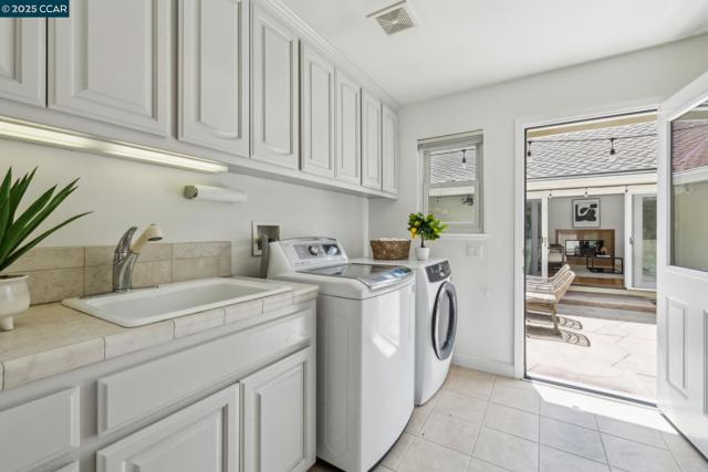 1450 Finley Ln, Alamo CA: https://media.crmls.org/mediaz/1ef77925-486d-47d3-85d7-316821b2785f.jpg