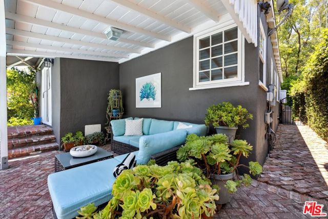 800 N Rose Street, Burbank CA: https://media.crmls.org/mediaz/1ef8fcec-252e-47d8-aaa3-554c1ca53edb.jpg