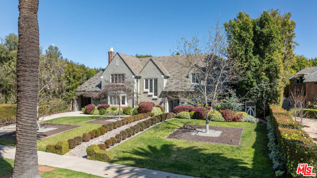 340 S Plymouth Boulevard, Los Angeles CA: https://media.crmls.org/mediaz/1efa256f-c790-4b24-a2f3-66de989672f7.jpg