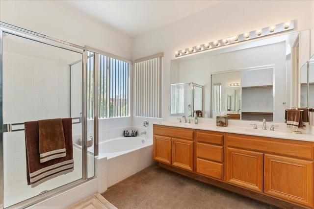 43539 Corte Del Oro, La Quinta CA: https://media.crmls.org/mediaz/1efa9ab6-d8f2-489c-b997-f8a5be59fc2e.jpg