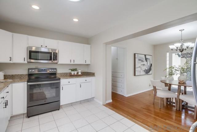 309 11 E Ave, Coronado CA: https://media.crmls.org/mediaz/1efc8cb1-fd82-491b-82b9-2fa5191fb49c.jpg