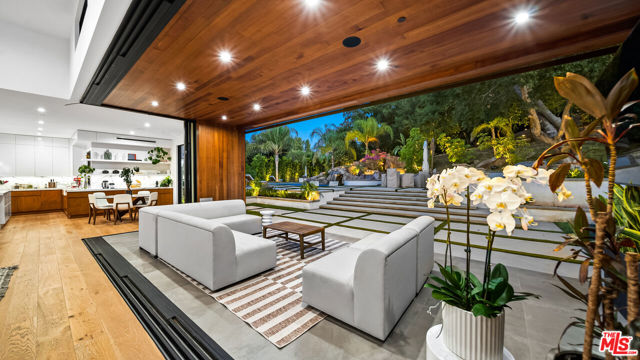 18762 Wells Drive, Tarzana CA: https://media.crmls.org/mediaz/1eff0852-13a8-406b-93f3-ef2227810e86.jpg