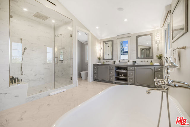 439 S Spalding Dr, Beverly Hills CA: https://media.crmls.org/mediaz/1eff282e-3728-495a-ae1c-205d42b80e14.jpg
