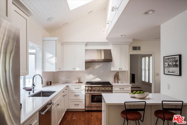 5657 Valley Oak Drive, Los Angeles CA: https://media.crmls.org/mediaz/1f00df63-0b9b-4d0a-90de-e37478d70ec4.jpg