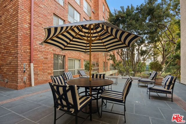 1440 Veteran Avenue, Los Angeles CA: https://media.crmls.org/mediaz/1f013565-cafb-4143-90b0-2f009d534f80.jpg