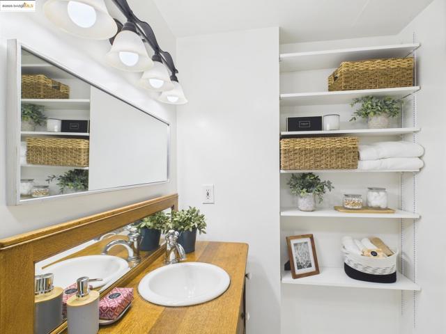 320 Lee St, Oakland CA: https://media.crmls.org/mediaz/1f01396f-95a5-4dc9-813f-e8f6286d8e86.jpg