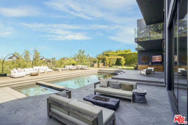 9152 Janice Place, Beverly Hills CA: https://media.crmls.org/mediaz/1f019683-6bf1-42c6-9535-c43bd7c4020b.jpg