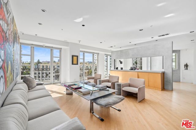 10580 Wilshire Boulevard, Los Angeles CA: https://media.crmls.org/mediaz/1f0221c2-570e-44f9-ba11-0ff3decf3507.jpg