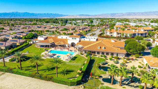 2701 Via Calderia, Palm Desert CA: https://media.crmls.org/mediaz/1f04b0da-b999-4148-8b34-d82ede64aa76.jpg