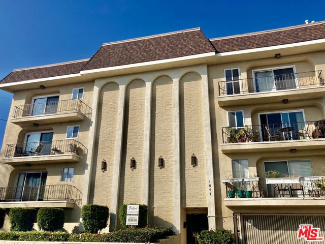 1097 S Bedford Drive, Los Angeles CA: https://media.crmls.org/mediaz/1f05b6f6-7c9a-4c7c-b935-f4fe4b0158e2.jpg