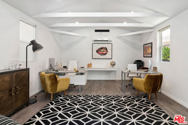 4909 Encino Terrace, Encino CA: https://media.crmls.org/mediaz/1f05dfb3-a9b5-41ef-8783-07d56e471413.jpg