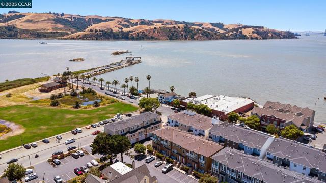 239 Marina Village Rd, Benicia CA: https://media.crmls.org/mediaz/1f05e750-b658-4bb7-acfe-cb8d4c6ef7f5.jpg