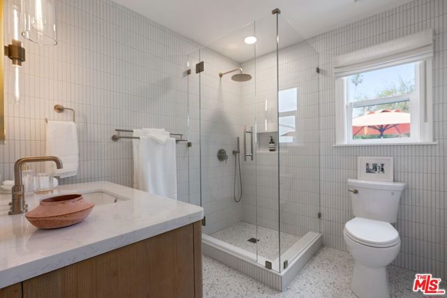 3864 3rd Avenue, Los Angeles CA: https://media.crmls.org/mediaz/1f06a247-ec1e-434e-a50b-e504a1879095.jpg