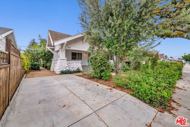 1304 -1306 W 48th Street, Los Angeles CA: https://media.crmls.org/mediaz/1f074124-7819-4740-92aa-f46ef115ec36.jpg