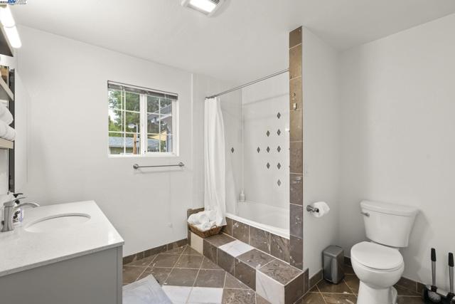 Image 23 of 45 For 3932 Gardenia Pl