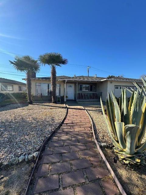 1121 Granada Avenue, Salinas CA: https://media.crmls.org/mediaz/1f07bbc8-a217-4bd7-8d75-15eb6a4a4186.jpg