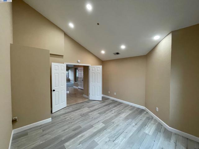 706 Widgeon St, Foster City CA: https://media.crmls.org/mediaz/1f0858f5-f5a5-4150-a614-2a1616fc836b.jpg