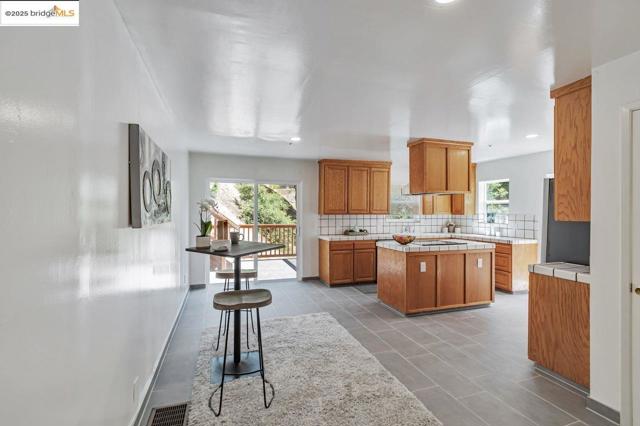 6659 Exeter Dr, Oakland CA: https://media.crmls.org/mediaz/1f08871a-cf3e-4b56-85ac-184c3b79702a.jpg