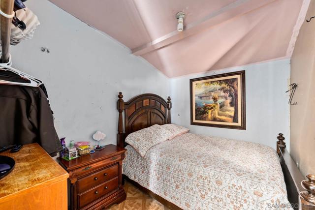 124 E View St, Fallbrook CA: https://media.crmls.org/mediaz/1f08d3ca-c3a4-4c73-8bd9-e8a0fd9f29a1.jpg