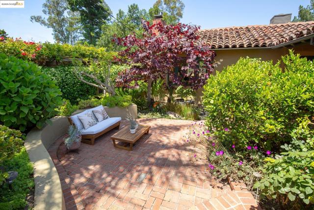 6257 Girvin Dr, Oakland CA: https://media.crmls.org/mediaz/1f0925b7-1ea7-4faf-b93f-d726300fdce1.jpg