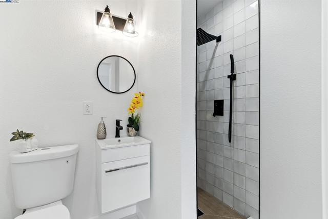 100 Byrne St, Daly City CA: https://media.crmls.org/mediaz/1f09425d-0964-4dca-aa1a-f9543b7016b9.jpg