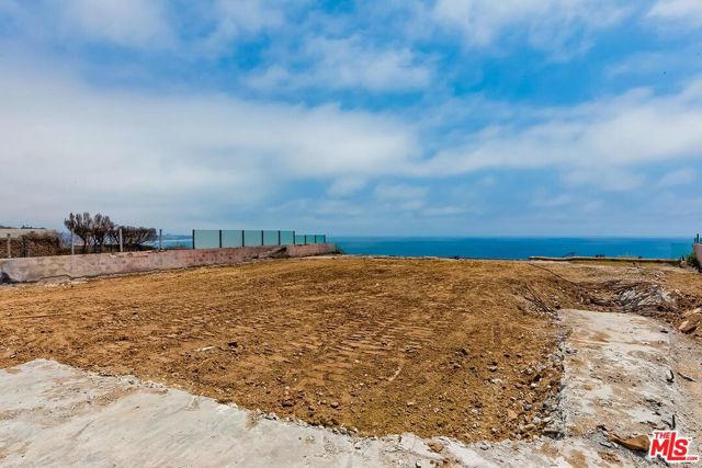 18434 Coastline Drive, Malibu CA: https://media.crmls.org/mediaz/1f0aaf32-18ca-4612-9f80-a6b8926b4dba.jpg