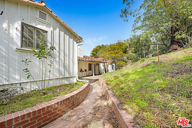 3351 Coldwater Canyon Avenue, Los Angeles CA: https://media.crmls.org/mediaz/1f0b641a-b610-4349-a450-ecaa4855a59e.jpg