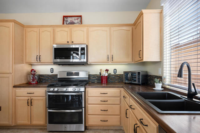 65565 Acoma Avenue, Desert Hot Springs CA: https://media.crmls.org/mediaz/1f0bc0ef-8b48-4e19-9eac-8a8e9b28c746.jpg