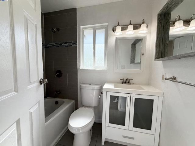 989 Palm Cir, Tracy CA: https://media.crmls.org/mediaz/1f0c305a-125c-48a9-ac1b-423d6c892036.jpg