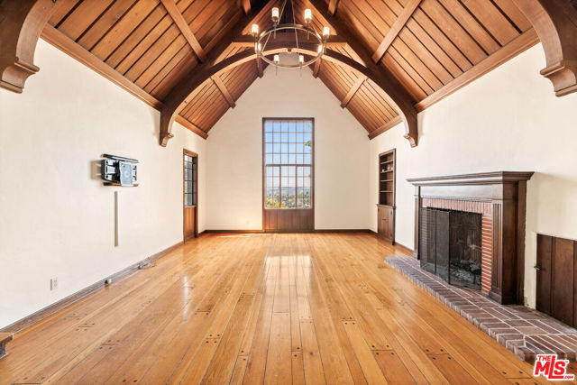 2247 Ronda Vista Drive, Los Angeles CA: https://media.crmls.org/mediaz/1f0d0e14-352f-473a-8e28-e7a1dd4ae766.jpg